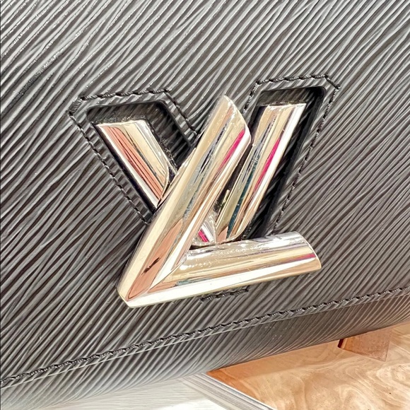 LOUIS VUITTON
Epi Twist Shoulder Bag PM Black - Picture 11 of 12